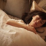 ニキビと睡眠の関係性とは？治療薬や寝不足改善のためのセルフケア方法を紹介！