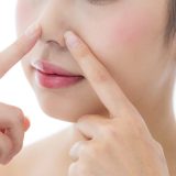 「小鼻の毛穴の開き」の原因とは？すぐにできるセルフケアや予防法を解説！