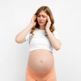 妊娠中のニキビの原因は何？肌荒れしやすい理由とおすすめスキンケア方法