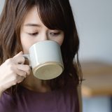 コーヒーはニキビの原因になる？カフェインと肌荒れの関係性や飲み方の注意点を解説