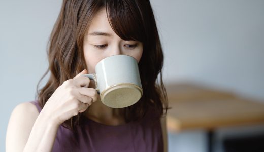 コーヒーはニキビの原因になる？カフェインと肌荒れの関係性や飲み方の注意点を解説